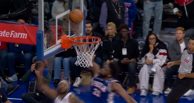 开云体育下载-就差一点!布朗反击上篮被恩比德干扰球 掘金领先76人1分